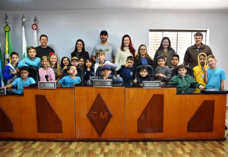 Câmara de Laranjeiras recebe alunos do Passo Liso